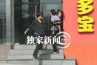 马伊琍携女用餐爱女打扮似小大人潮味足