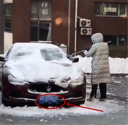 全车都是雪的玛莎拉蒂,落地105万,女车主用扫把清雪,不怕伤漆