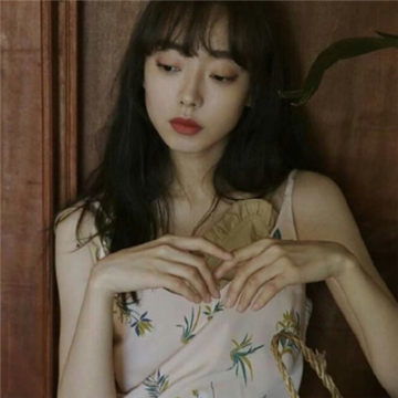 靓妹兰花裙