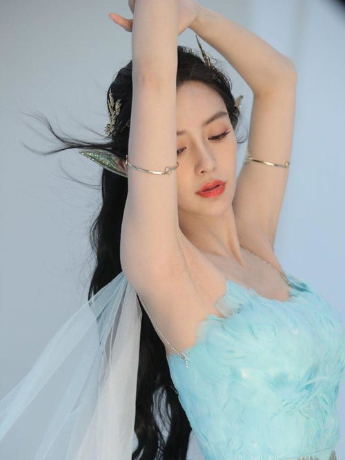 angelababy精灵造型太美了蓝色吊带纱裙配上精灵耳朵,仙气灵动