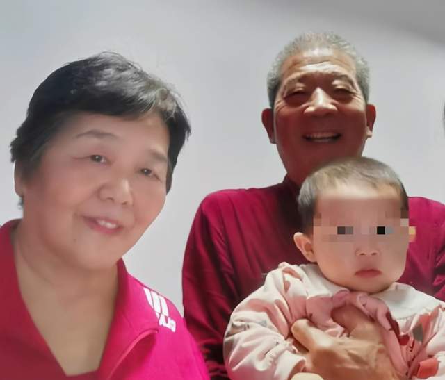 81岁刘诗昆与妻子高龄生女,努力学带娃,老年生子是爱还是自私