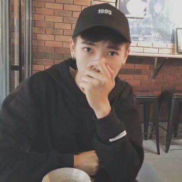 男生用手遮脸的头像