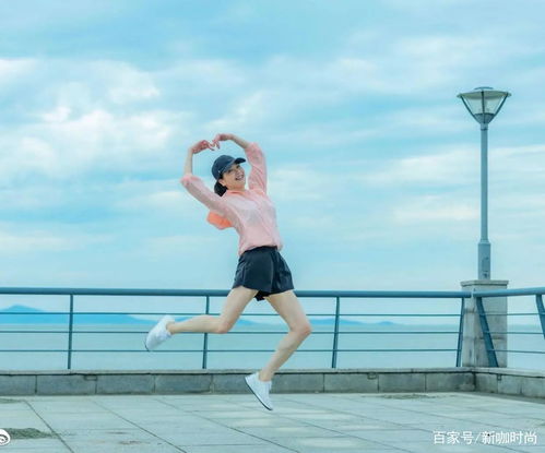左小青状态好到不敢信,粉色防晒服搭超短热裤,活力四射如少女