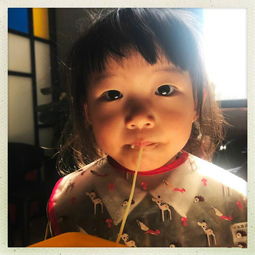 姚晨女儿竟是小小吃货上幼儿园认真问有没有饭吃