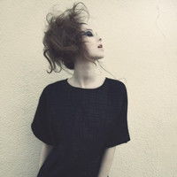 一个穿黑衣服正身侧脸的女生头像,谁有