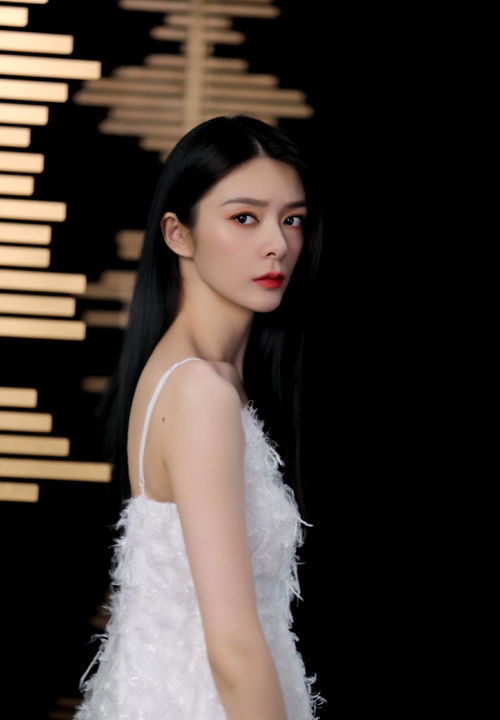 火箭少女解散后傅菁放飞了,穿v领西装戴宽檐帽,霸气似女王