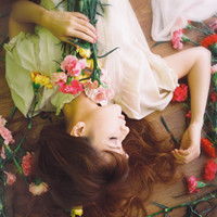 求捧花的女生头像