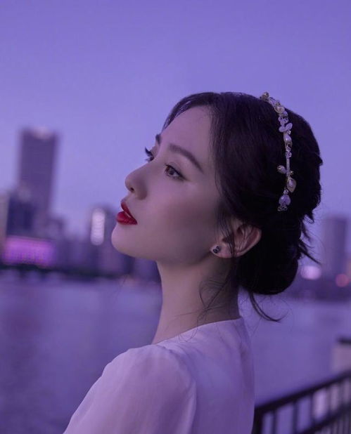 气质美人刘诗诗晒照,长发挽起配珍珠发饰,穿白色长裙宛若花仙子