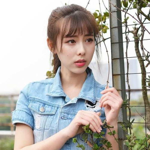 清纯少女甜美可爱,牛仔衣配白纱裙,干净清爽极了