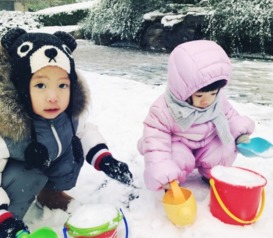 姚晨晒儿子与小女孩玩雪照网友是儿媳妇么