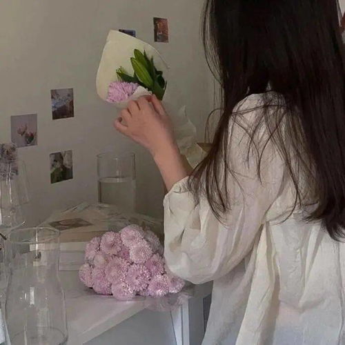 女生手捧鲜花头像