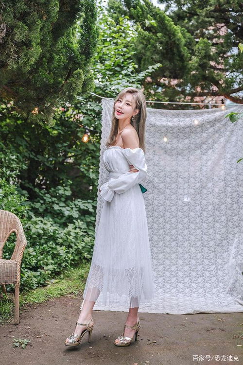 仙气飘飘的白色裙装,露出女生的锁骨和美背,看起来清纯又甜美