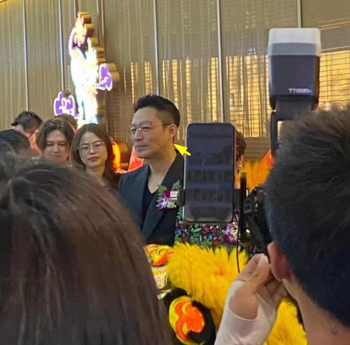 张兰汪小菲现身麻六记新店,人气高如大明星,被高个美女暗送秋波