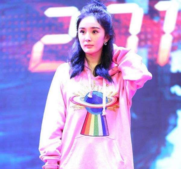 同穿卫衣,杨幂略显老气,王鸥更加少女,网友这也难怪刘恺威