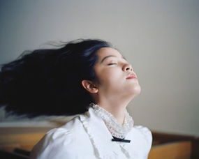 欧阳娜娜胶片质感写真,当古典园林遇见古典音乐少女
