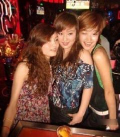 这些女学生为了挣钱,没底线了这样的事情都做