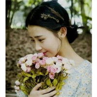 一朝春去红颜老花落人亡两不知手捧鲜花头像