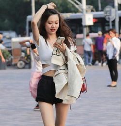 街拍小姐姐柔美的黑色上衣搭配灰色裙子,展现出清新淡雅的气质