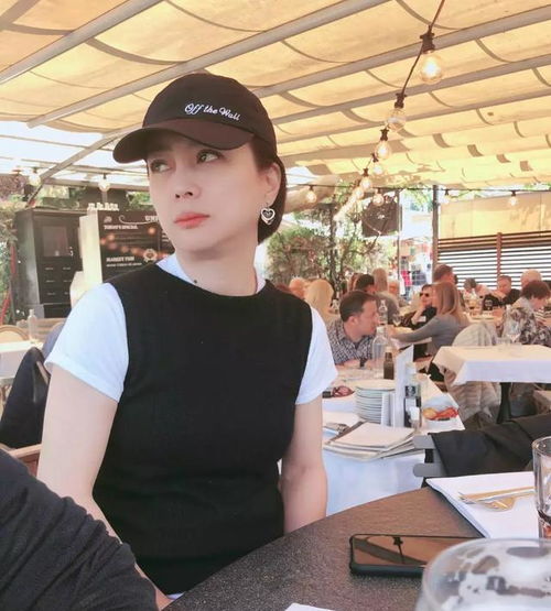 56岁李玲玉跟姐妹国外游狂晒美照,她开公司变女强人仍很享受生活