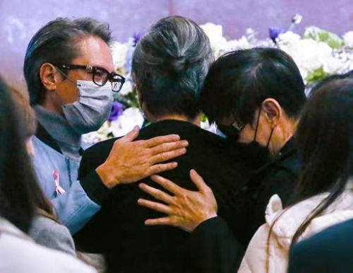 满头白发悲观厌世,包小柏沉溺丧女之痛骨灰制项链,ai求复活