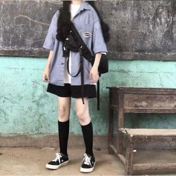 小学生细腿半身头像