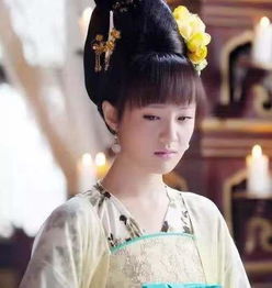头戴牡丹花的美女,景甜妩媚多姿,朱琳含情脉脉