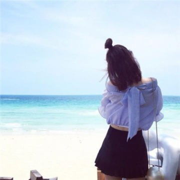 蓝色系一个人看海的女生背影微信头像,女生头像图片