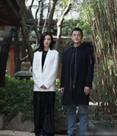 李亚鹏携女友回家过年,合体拍情侣写真,小19岁海哈金喜气质高冷