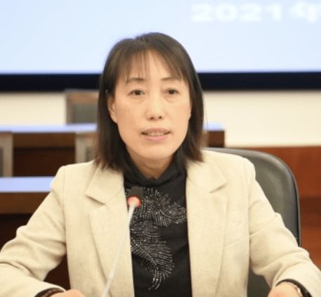两会听她说用新风采装点我们的半边天