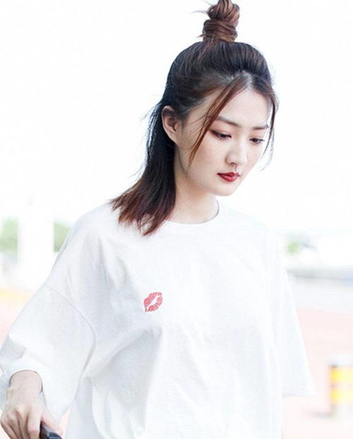 简单女孩徐璐,机场秀蓝白黑三色配,穿裙装可爱,裤装清爽