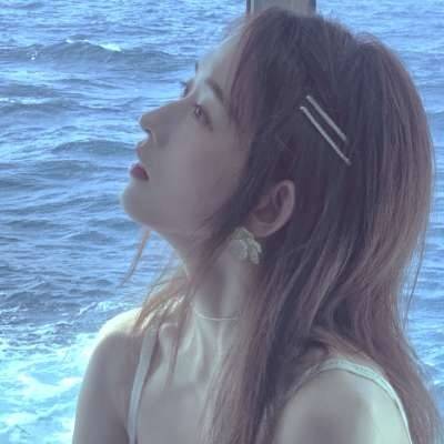 女生吊带露背侧脸头像