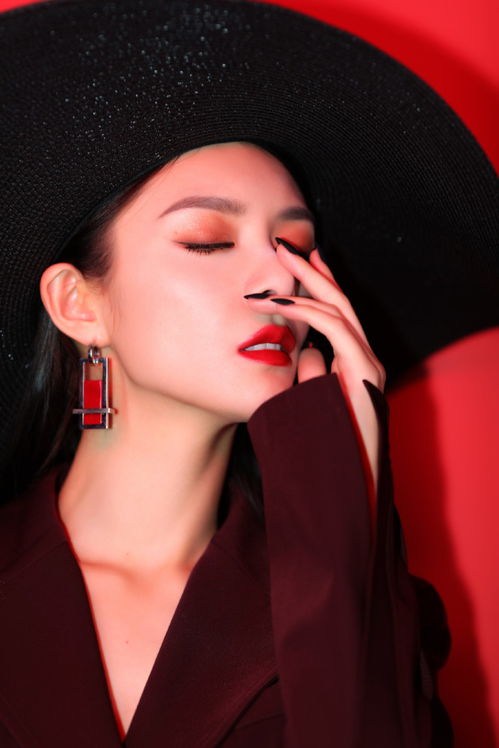 火箭少女解散后傅菁放飞了,穿v领西装戴宽檐帽,霸气似女王