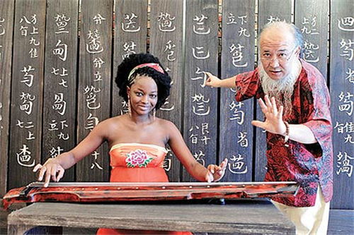 53岁中国画家,豪掷4000万迎娶24岁非洲美女,如今他们过得怎样