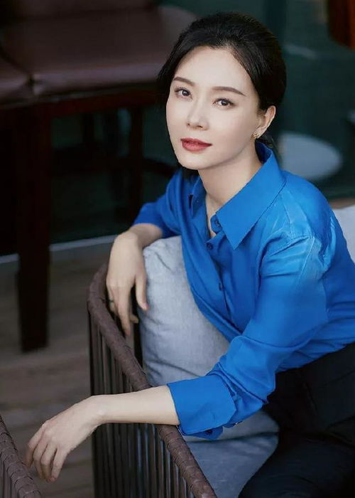 气质美女陈数时尚写真大片,天鹅颈太迷人,秀完美身材