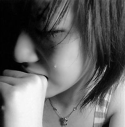 前妻去世,我娶她同事,婚礼当天见到礼服,我决定报警