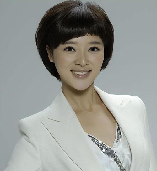 央视美女主播胡蝶不顾反对嫁大12岁其貌不扬的陆川,她值得吗