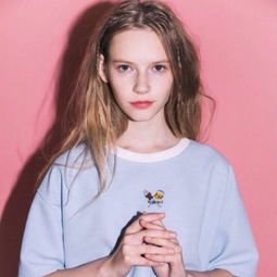 这张图片的女生一半
