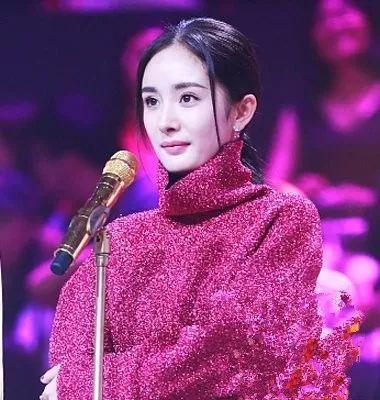 女明星最爱鲶鱼须刘海,杨幂遮住了发际线,她像换了张脸