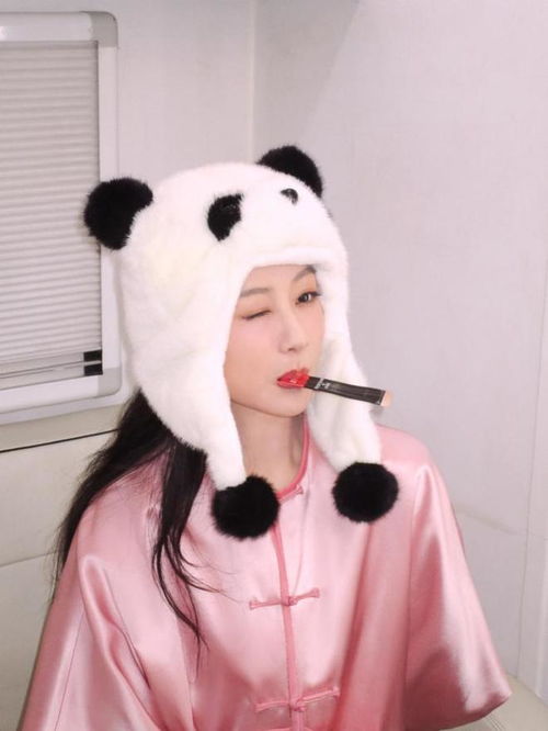 杨紫晒随拍美照,穿粉衣戴熊猫帽子卖萌,甜美可爱像极18岁美少女