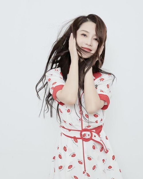 李沁私服好清新,红唇连衣裙尽显邻家少女感,不愧是气质女神