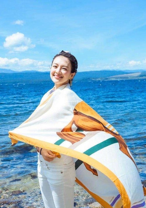 章子怡把扮嫩做到极致,百褶裙显嫩不算啥,寿司鞋才叫少女感
