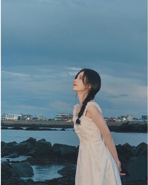 鞠婧祎海边造型好女神,一袭白色吊带连衣裙配扎麻花辫,气质惊艳