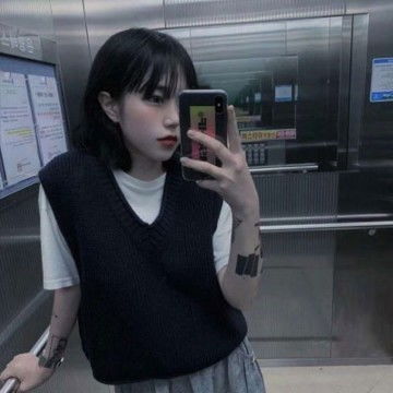 拿手机遮住脸qq女头像