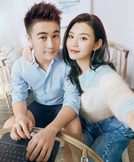 奚梦瑶陪四太梁安琪看排球婆媳互动频繁超开心