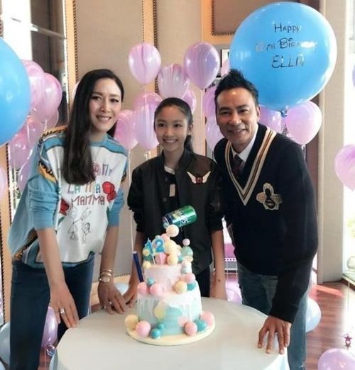 琦琦携14岁任晴佳看秀,女儿连衣裙亮相,与众女星同场丝毫不输