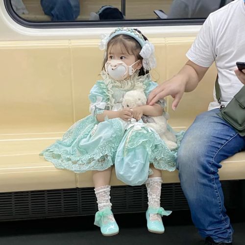 3岁洛丽塔女孩引全网围观,仿佛真人洋娃娃,却暗藏风险
