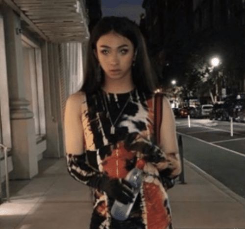 伊能静儿子与女友现场开直播,大秀恩爱不避讳,网友爱的太深
