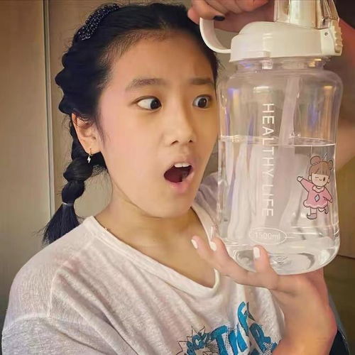 贾静雯晒美照15岁长女露正脸变成大美女,老二老三穿白裙太漂亮