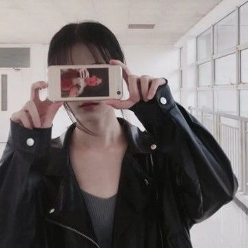 拿苹果手机的女生头像,女生头像图片