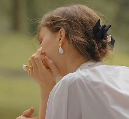 女人喷香水时,尽量别犯3个基本错误,不然味道易散,还难闻